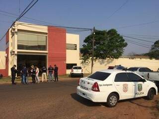 Policiais em frente à empresa onde brasileiro foi ferido por pistoleiros, hoje em Pedro Juan Caballero (Foto: Porã News)