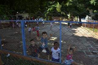 Crianças foram levadas para a parte externa após incidente (Foto: Pedro Peralta)