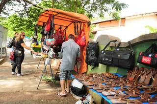 Enquanto na rui Barbosa o comércio ambulante é montado em barracas... (Fotos:  Rodrigo Pazinato)