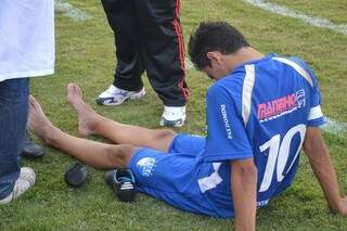 Marcos Aurélio saiu de campo com suspeita de fratura na perna direita (Foto: Helton Verão)