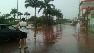 Avenida Ernesto Geisel foi tomada pela água na altura do Bairro Marcos Roberto (Foto: Direto das Ruas)