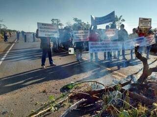 Com faixas e cartazes, índios bloqueiam rodovia. (Foto: Chloé Pinheiro)