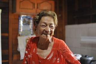 Nem no jeito de falar, dona Nazira parece ter 92 anos. (Foto: Alcides Neto)