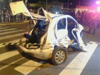 Celta foi atingido por caminhonete e bateu em poste. Dois ocupantes morreram. (Foto: Direto das Ruas)