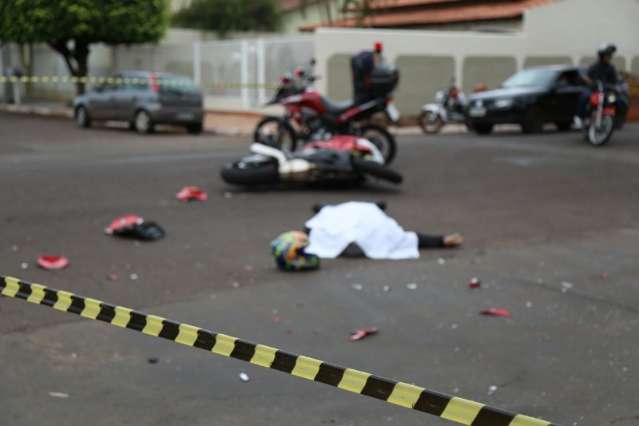 Carro invade preferencial, atinge moto BMW e mata motociclista de 58 anos