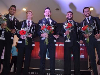 Ao centro, Giovani Piancelli, vencedor do Mister Diversidade, ao lado do segundo e terceiro colocado e Mister Simpatia e Popularidade. (Foto: Gustavo Maia)