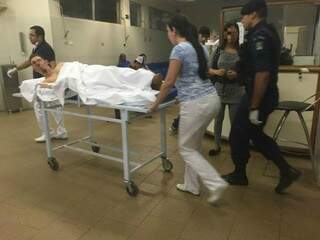 Jovem baleado recebe atendimento no Hospital Auxiliadora. (Foto: TL Notícias)
