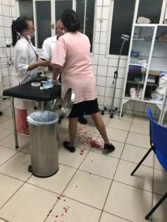 Mulher enfurecida quebra vidro de sala em UPA e estilhaços ferem enfermeiro
