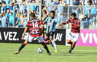 Disputa de bola entre jogadores do Atlético-GO e Vitória (Rodrigo Rodrigues/Grêmio)