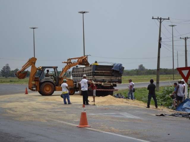 Bitrem carregado de farelo de soja tomba na sa&iacute;da para S&atilde;o Paulo 