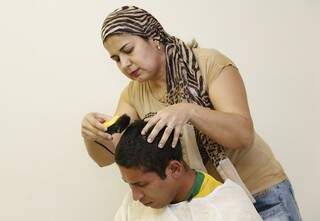 Em lágrimas, Luís Felipe raspou o cabelo com tristeza pelo amigo.  (Foto: Gerson Walber)