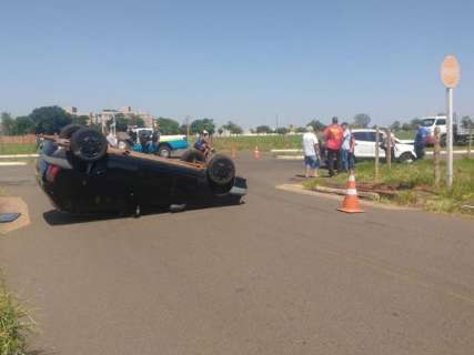 Acidente entre dois veículos termina em capotagem e motorista ferida 