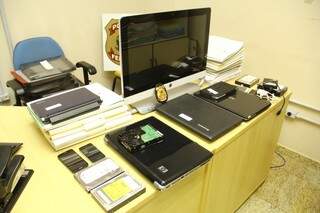 Eletrônicos foram apreendidos a mando da Justiça Eleitoral. (Foto: Marcos Ermínio)
