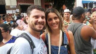 Casal Aline Ferraz e Willian Santana brincam carnaval no Cordão Valu. (Foto: Alan Nantes)