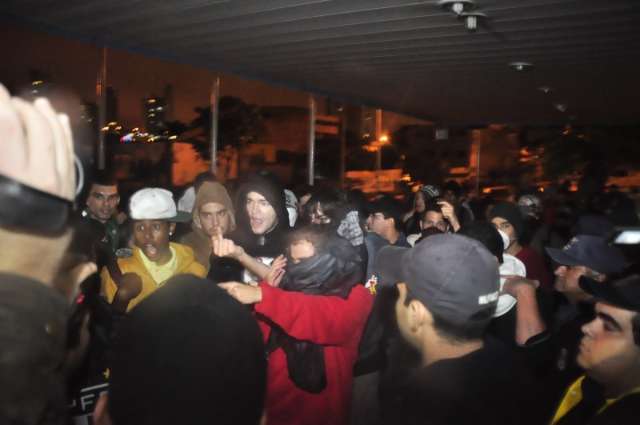 Pol&iacute;cia prende tr&ecirc;s pessoas que participavam de manifesta&ccedil;&atilde;o na C&acirc;mara