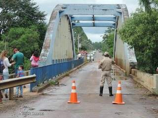 Bombeiros vistoriaram e auxiliaram na interdição da ponte. (Foto: Nelson Corrales/Facebook)