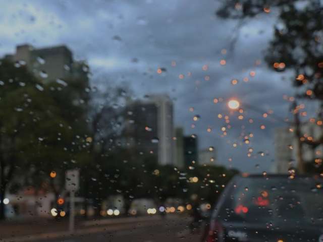 Ap&oacute;s 1 m&ecirc;s de estiagem, chuva na Capital &eacute; motivo de comemora&ccedil;&atilde;o