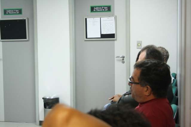 Audi&ecirc;ncia sobre morte de delegado &eacute; marcada por atraso e pedido de cancelamento