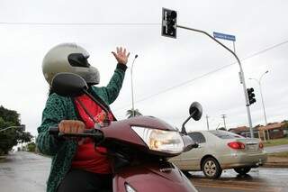 Dione agradeceu a instalação do semáforo na Avenida Lúdio Martins Coelho (Foto: Marcos Ermínio)