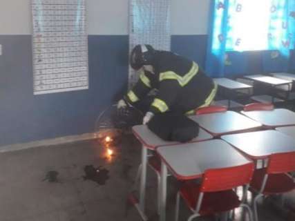 Curto circuito provoca incêndio e destrói ventilador e parte do forro de escola 