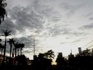 O céu amanheceu com céu entre nuvens em Campo Grande, mas não há previsão de chuva para a cidade (Foto: Saul Schramm)