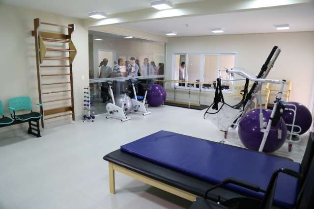 Reinaldo inaugura ala de terapia e estuda conv&ecirc;nio para cirurgia de olhos