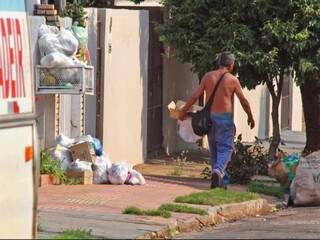 Com lixo acumulado há 15 dias, moradores do Santo Amaro estão sofrendo com o incômodo mau cheiro. (Foto: Marcos Ermínio)