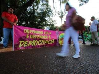 Manifestantes carregam faixas e cartazes em defesa ao ex-presidente Lula (Foto: André Bittar)