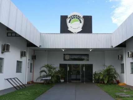 Ladr&atilde;o arromba port&atilde;o, invade casa de policial federal e furta pistola 