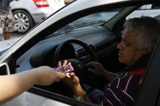 Motorista é orientado e recebe preservativo. Foto: Cleber Gellio