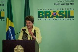 Dilma Rousseff nega que cortes no Orçamento paralisarão o país (Foto:José Cruz/AB)