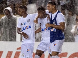Jogadores na comemoração em baixo de chuva, esta noite (21) na Vila Belmiro. (Foto:Santos) 