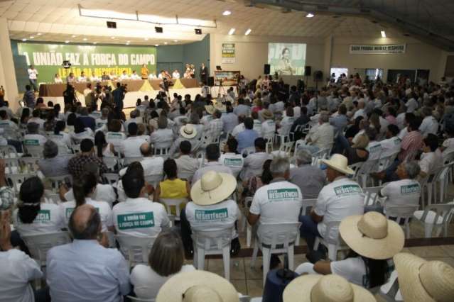 Leil&atilde;o da Resist&ecirc;ncia re&uacute;ne mais de mil pessoas, entre elas pol&iacute;ticos federais