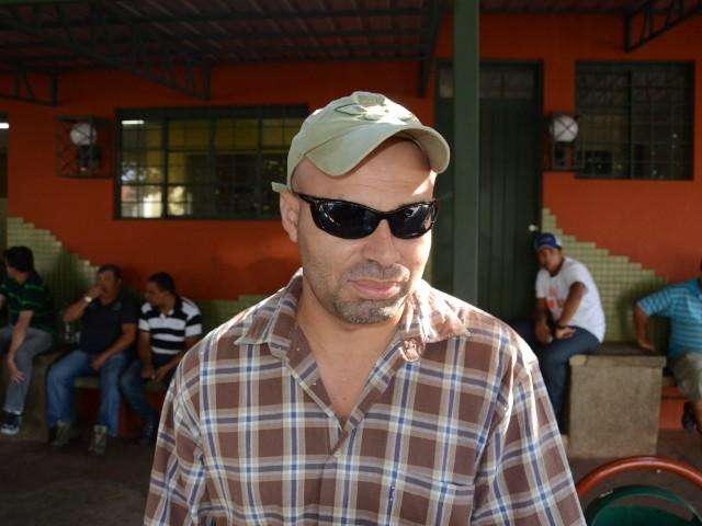 Carinho de amigos conforta familiares de rapaz morto por PM 