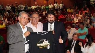 Reinaldo com a camisa personalizada, recebida das mãos do presidente do Operário, Estevão Petrallás, e o gestor de marketing Orlando Arnoud (Foto: Chico Ribeiro)