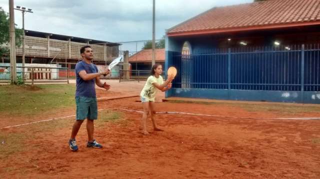 No cora&ccedil;&atilde;o de bairro pobre e violento, professor aposta no beach tennis