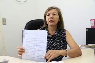 Eliete Maggiori, coordenadora da Casai de Campo Grande, conhece o caso de Edemar e tem um carta do pai dele, que proibiu a cirurgia. (Foto: Gerson Walber)