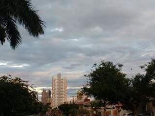 Céu nublado em Campo Grande na tarde desta quarta-feira (Foto: Amanda Bogo)
