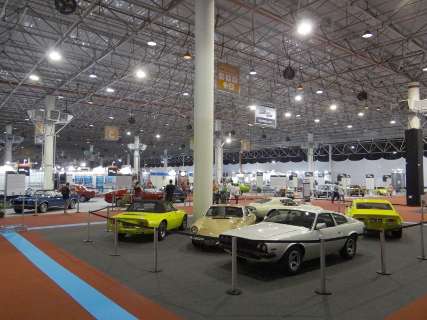 Desfile de carros marca o primeiro dia do Auto Esporte Expo Show