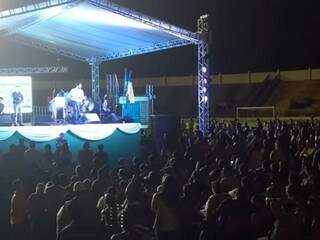 A audiência pública lotou o estádio do Douradão, no município. (Foto: Reprodução) 