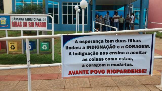 Manifestantes fazem abaixo-assinado para cassar vereadores