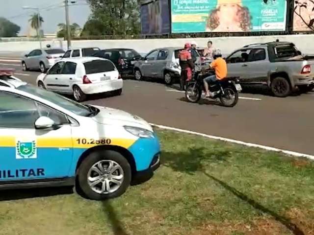 Gr&aacute;vida de nove meses fica ferida em acidente envolvendo 5 carros