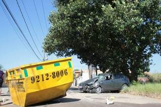 Com a força do impacto, caçamba foi deslocada; acidente foi no Santo Antônio (Foto:Marina Pacheco)
