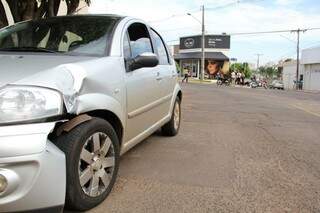 Condutora diz ter visto motociclista &quot;voar&quot; sobre o veículo (Foto: Marcos Ermínio)