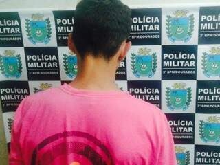 Adolescente de 15 anos &eacute; flagrado com maconha ap&oacute;s ser denunciado pela av&oacute;