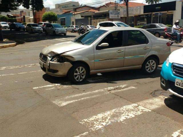 Motociclista &eacute; arremessado depois de ser atingido por carro na Euclides