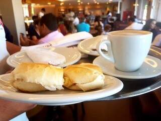 Pão francês, tapioca e café com leite, pedido mais simples para quem não nasceu com mania de grandeza. (Foto: Ângela Kempfer)