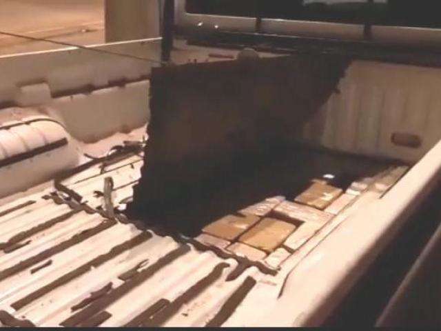 Dois homens s&atilde;o presos transportando 73 kg de coca&iacute;na em fundo falso 