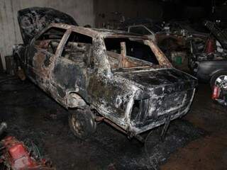 Carro incendiado pertencia ao dono da oficina mecânica (Foto: Alan Nantes)
