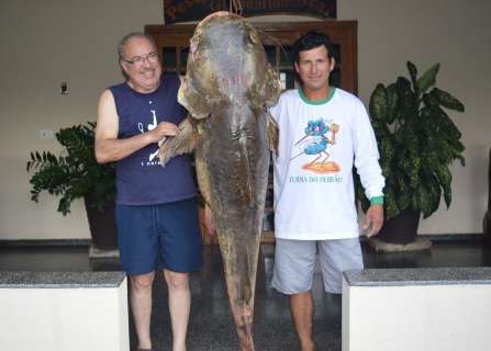 Turistas fisgam Jaú de 90 kg durante pescaria no rio Taquari